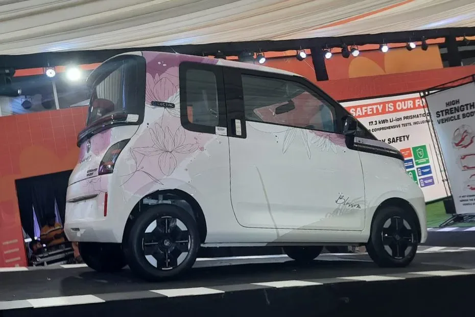 Dimensions of MG Comet EV